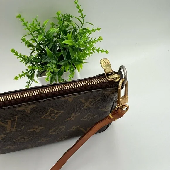 Louis Vuitton monogram pochette GM bag 😍 - Picture 3 of 9